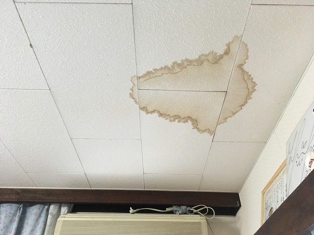 大垣市で複数の部屋で雨漏りが発生、陸屋根（屋上）の防水が劣化してはがれていた